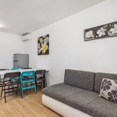 Rona Apartment Zrinka Poreč Exterior foto